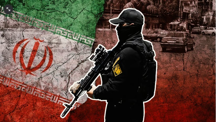 SEPAH döyüşçüsü İran bayrağının qarşısında dayanır (Şəkil: AP Photo/Vahid Salemi, shutterstock