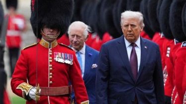 Правда ли во время визита в Великобританию Трамп нарушил протокол, когда пошёл впереди Карла III?